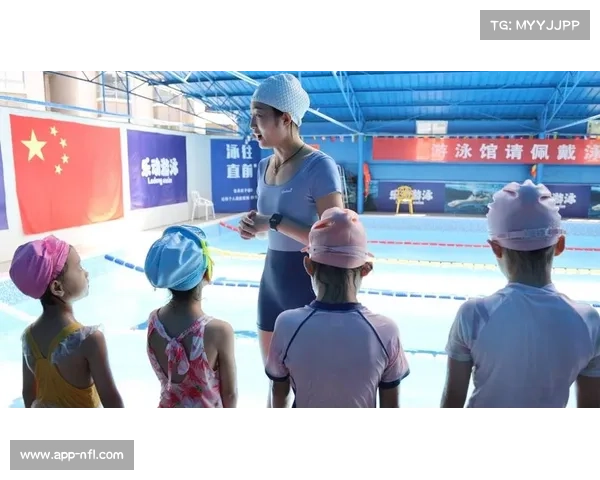 高校游泳课程改革推进,强化游泳技能普及与安全知识